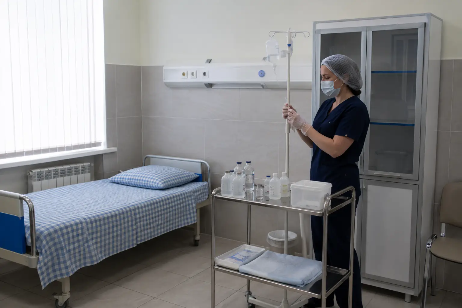Медсестра готовит капельницу для лечения хронического алкоголизма